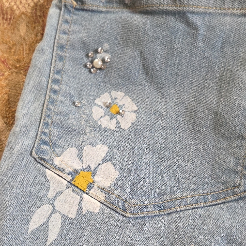 Trendy Distressed Women's Boyfriend Jeans - Picture 5 of 7